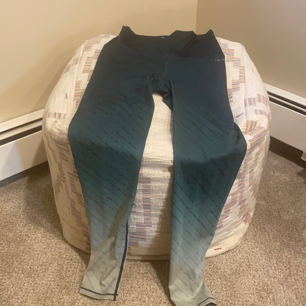 Yoga pants size S. Never worn